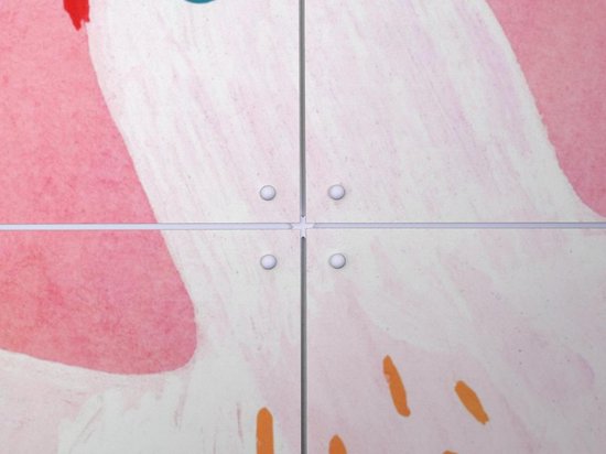 Detail van IXXI verbindingsstukken op witte vogel-illustratie.