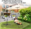 Crème zweefparasol met een man op een ligstoel eronder, biedt optimale bescherming tegen UV-stralen.
