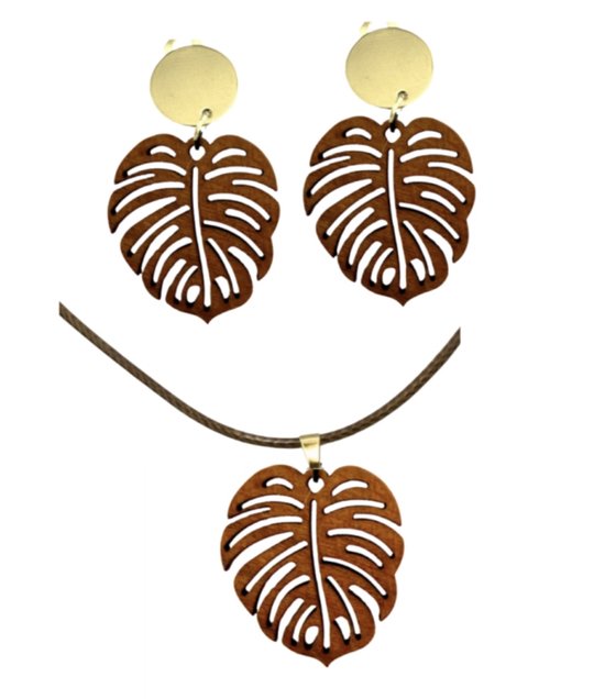 Bruin houten ketting en oorbellen in de vorm van een boomblad met goudkleurige details.