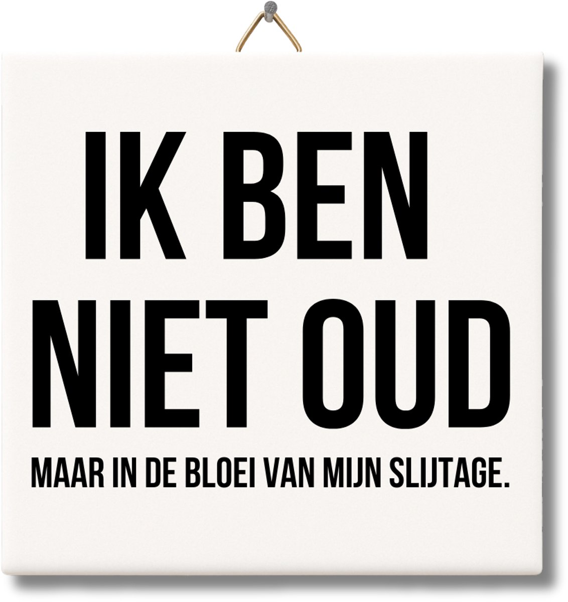 NietMokken.nl – Grappig tegeltje met tekst: "Ik ben niet oud, maar in de bloei van mijn slijtage" – 15x15 cm keramiek – Cadeau voor verjaardag, pensioen of jubileum – Minimalistisch zwart-wit design – Inclusief ophanghaakje