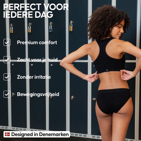 Model draagt zwarte bralette en slip. "PERFECT VOOR IEDERE DAG". "Designed in Denemarken".