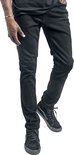 Model draagt een zwarte skinny jeans met zwarte Vans sneakers.