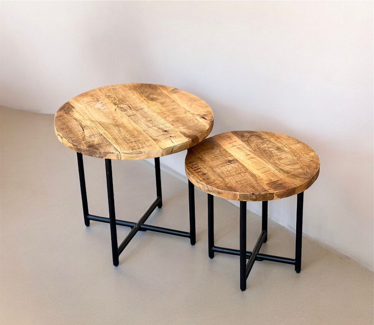 Bijzettafel Set van 2 – Rond Mangohout & Metaal – Industrieel Design met Kruisframe