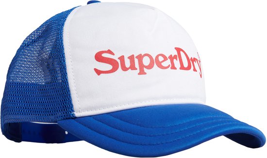 Casquette trucker Superdry blanche à mesh bleu. Texte Superdry rouge sur le devant.