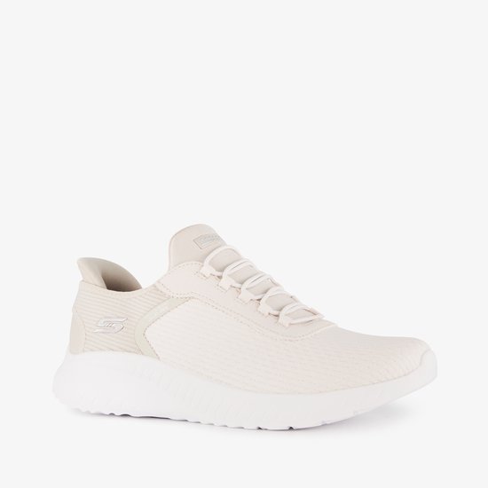 Lichtgekleurde sneaker met mesh bovenwerk, veters en een witte zool, gezien vanaf de zijkant.