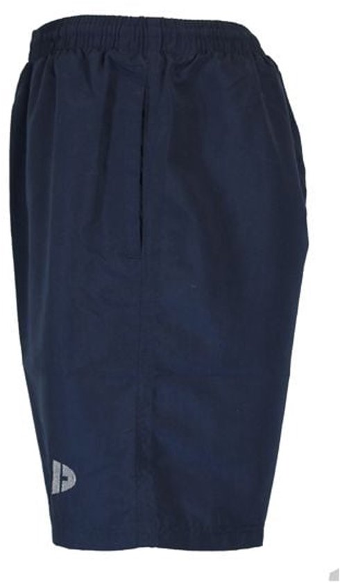 Voorkant van een donkerblauwe sportbroek met elastische tailleband en een logo op de rechterpijp.