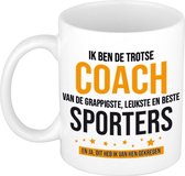 Ik ben de trotse coach van de grappigste, leukste en beste sporters koffiemok / theebeker - wit - 300 ml - oranje en zwarte letters - cadeau voor coach / begeleider / trainer