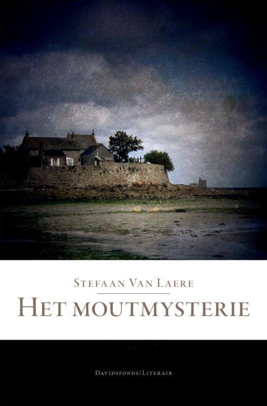 Boekomslag van Het Moutmysterie door Stefaan Van Laere. Een huis aan de kust onder donkere wolken.