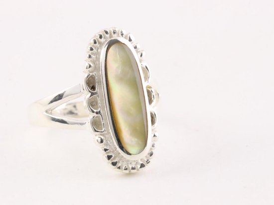 Langwerpige bewerkte zilveren ring met goudkleurige schelp - maat 19.5