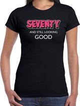 Seventy and still looking good / 70 jaar cadeau t-shirt / shirt - zwart met witte en roze letters - voor dames -  Verjaardag cadeau XL