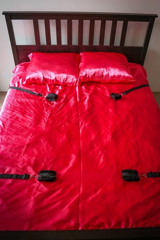 Kit de lit avec menottes chevilles et poignets noir rouge