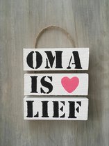 Houten tekstbord met de tekst 'Oma is lief' /cadeau voor Oma / Oma dag / Familie / liefde / verjaardag/ kerstkado /mooi cadeau om oma mee te verrassen