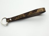 Stoere sleutelhanger van goud-bruin leder by Bagarets - handgemaakt in NL, uniek stuk - 19 cm - 1,5 cm breed