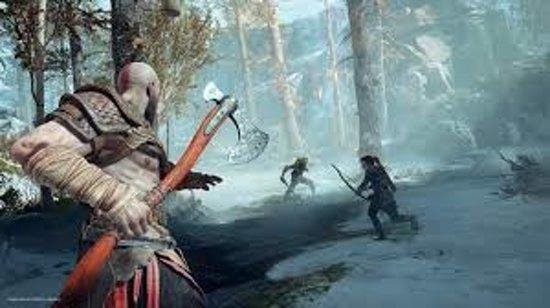 Kratos met strijdbijl vecht in bosrijke omgeving tegen twee figuren met pijl en boog.