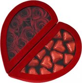 Chocolade box Scarlet rood - Ruim assortiment aan Luxe & Handgemaakte cadeaus - Verras op een speciale manier - 2 jaar houdbare rozen!