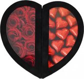 Chocolade box Mary J rood - Ruim assortiment aan Luxe & Handgemaakte cadeaus - Verras op een speciale manier - 2 jaar houdbare rozen!
