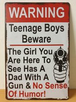 Warning Teenage Boys Gun No Humor Reclamebord van metaal METALEN-WANDBORD - MUURPLAAT - VINTAGE - RETRO - HORECA- BORD-WANDDECORATIE -TEKSTBORD - DECORATIEBORD - RECLAMEPLAAT - WAN