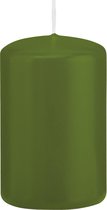 1x Olijfgroene cilinderkaarsen/stompkaarsen 5 x 8 cm 18 branduren - Geurloze kaarsen olijf groen - Woondecoraties