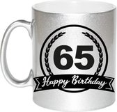 Zilveren Happy Birthday 65 years cadeau mok / beker met wimpel - 330 ml - keramiek - verjaardags koffiemok / theebeker