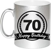 Zilveren Happy Birthday 70 years cadeau mok / beker met wimpel - 330 ml - keramiek - verjaardags koffiemok / theebeker