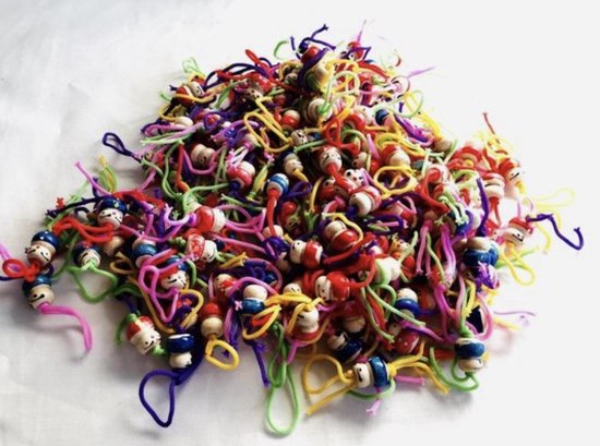 Een hoopje Chinese gelukspoppetjes met kleurrijke koordjes, op een witte achtergrond.