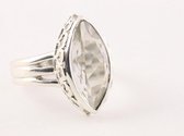 Zware bewerkte zilveren ring met bergkristal - maat 16.5