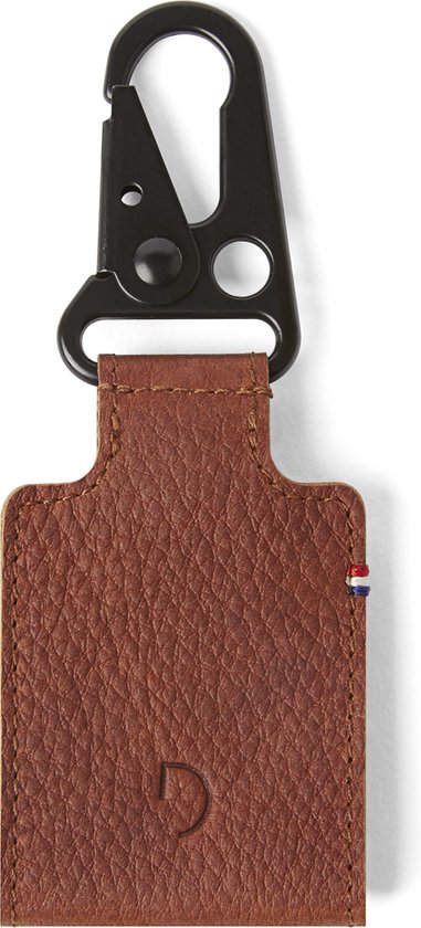 Bruine leren sleutelhanger met 'D'-logo en een zwarte karabijnsluiting.