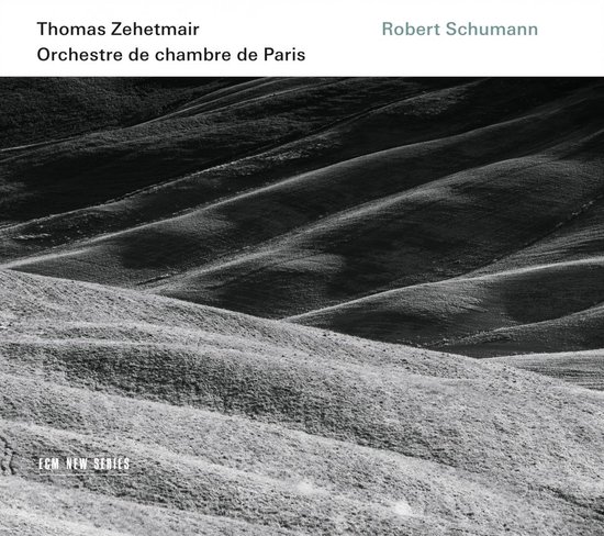 Albumhoes met Thomas Zehetmair, Orchestre de Chambre de Paris, Robert Schumann en ECM New Series. Een zwart-witfoto van golvende heuvels.