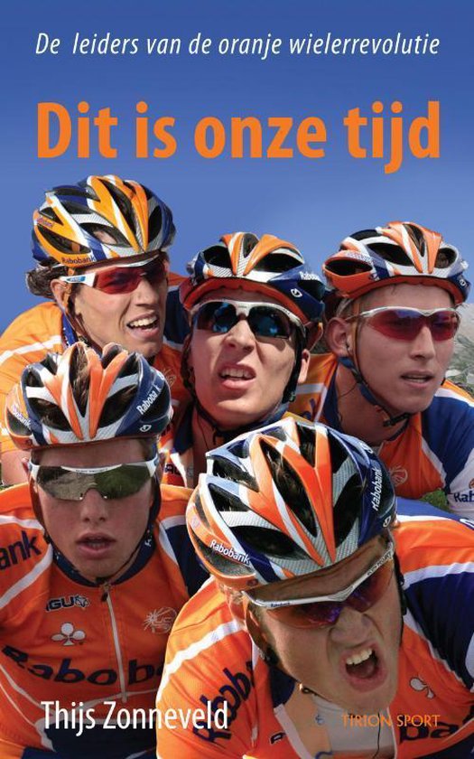 Vijf wielrenners met oranje racekleding en helmen, met de tekst "Dit is onze tijd".