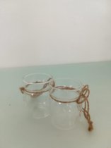 Decoratie glaasjes - 2 stuks - glas - met hartje en dennenboom als opdrukje