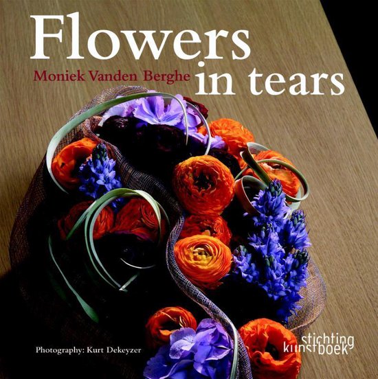 Cover van het boek 'Flowers in tears'