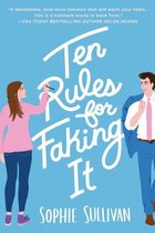 Boekcover van 'Ten Rules for Faking It' van Sophie Sullivan met een blauwe achtergrond en een illustratie van een vrouw en een man.