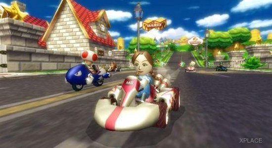 Een Mii-personage in een witte kart met rode strepen, raceend op een weg met een Toad op een blauwe motor. Gebouwen en bomen op de achtergrond.