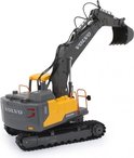 Grijze en gele Volvo graafmachine op witte achtergrond.