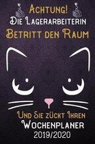 Achtung! Die Lagerarbeiterin betritt den Raum und Sie zückt Ihren Wochenplaner 2019 - 2020: DIN A5 Kalender / Terminplaner / Wochenplaner 2019 - 2020