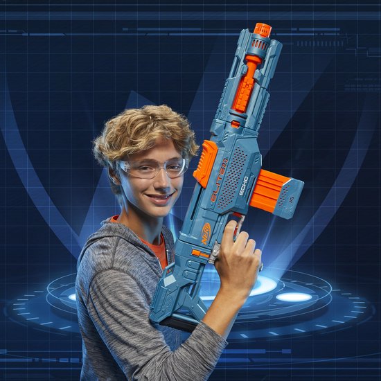 Jongensgezicht met veiligheidsbril, houdt een blauwe NERF Elite 2.0 Echo CS-10 blaster met oranje magazijn.