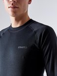 Detail van schouder en nek van zwart thermoshirt met ribbelstructuur en Craft logo.