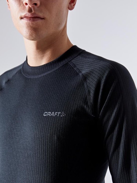 Detail van schouder en nek van zwart thermoshirt met ribbelstructuur en Craft logo.