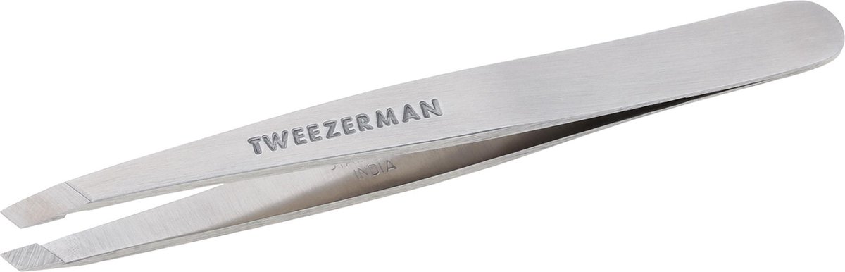 Tweezerman Studio Line Slant Tweezer Stainless Steel – Wenkbrauw Pincet - Professioneel Precisie Pincet Met Schuine Punt – Voor Epileren En Haartjes Verwijderen – Roestvrij Staal – Geschikt Voor Fijne En Stugge Haren - Epileer Pincet Voor Wenkbrauwen