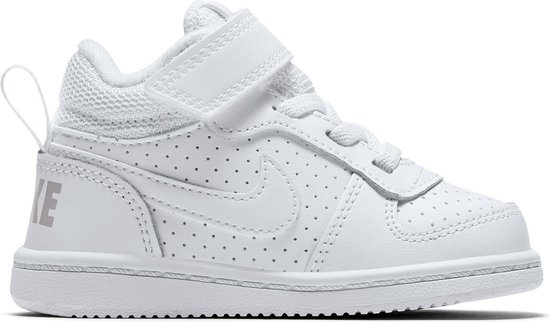 Witte Nike mid-top sneaker met veters en klittenbandsluiting.