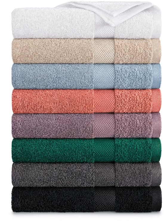 Gestapelde handdoeken in verschillende kleuren: wit, beige, lichtblauw, koraal, paars, groen, grijs en zwart.