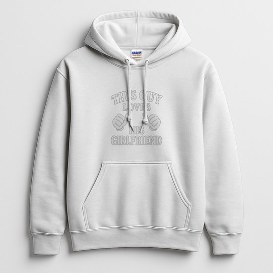 Witte Gildan hoodie met tekst "THIS GUY LOVES HIS GIRLFRIEND" en twee vuisten in het midden.