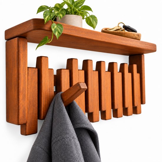 Bruine houten wandkapstok met opbergplank, plant, sleutels en een grijze jas aan de haak. 14 uitschuifbare haken.