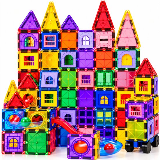 Een grote, kleurrijke constructie van magnetische tegels met torens, ramen, een auto en een knikkerbaan.