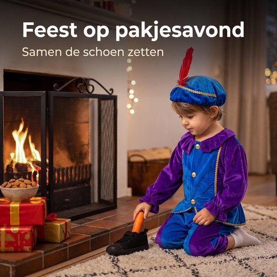 Kind in pietenpak knielt bij de open haard om een wortel in een schoen te plaatsen. Tekst: 'Feest op pakjesavond'.