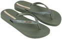 Lichtgroene Ipanema teenslippers met glitterbandjes en gouden logo, schuin van de zijkant.