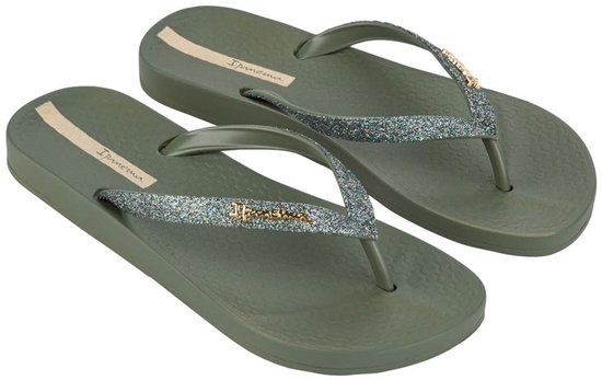Lichtgroene Ipanema teenslippers met glitterbandjes en gouden logo, schuin van de zijkant.