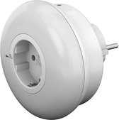 Witte, ronde LED nachtlamp met stopcontact en stekker. Een schakelaar voor de standen 'Aan', 'Uit' en 'Auto' is zichtbaar aan de zijkant.