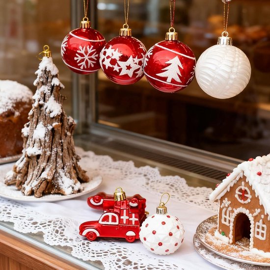 Kerstversieringen in een etalage, met rode en witte kerstballen, een houten kerstboom, en een gingerbreadhuis.