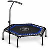 Zwarte vierkante trampoline met blauwe rand, spiraalveren en een verstelbare grijpstang.